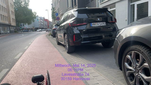 Während in Halle echte Dooring Zone zwischen dem Fahradschutzstreifen- Fehlanzeige in Hannover- Somit reiner Blutstreifen
