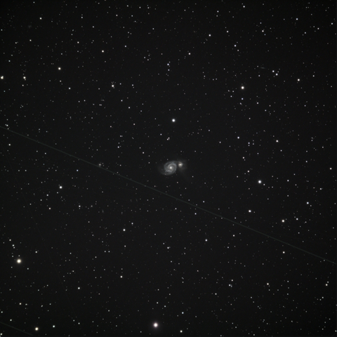 In der Mitte des Bildes ist M51 (Whirlpool Galaxy)