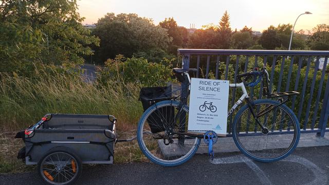 Frankenstein mit Anhaenger, Sonnenuntergang. Am Frankenstein lehnt ein Plakat zum aktuellen Ride of Silence