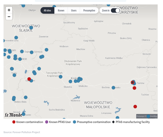 Zrzut ekranu z mapą ze strony foreverpollution.eu/map/ zbliżony na teren wokół Krakowa z zaznaczonymi znanymi źródłami skażenia PFAS, oraz miejscami podejrzanymi o bycie źródłami takiego skażenia.
