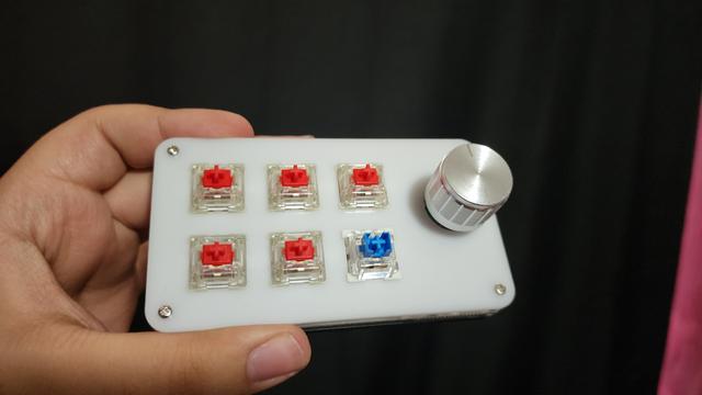 A 2-row, 3-column, programmable, mechanical keyboard with a knob. The first 5 switches are Cherry MX, but the last switch is an Outemu Blue.