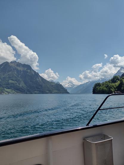 Sicht auf Berge und See beim verlassen des Urner Sees
