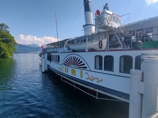 Die Uri, das Dampfschiff, von der Seite fotografiert