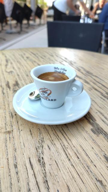 tasse de cafe a une terrasse a lyon mai 2025