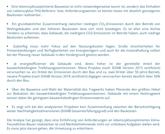 Ein Screenshot der Seite https://www.bpie.eu/publication/relevanz-und-kosten-einer-lebenszyklusperspektive-auf-gebaude-lebenszyklusbasierte-analyse-von-28-wohngebauden-zu-klimawirkungen-und-kosten/ mit einer Auflistung der Zusammenfassung der Ergebnisse als blauer Text.