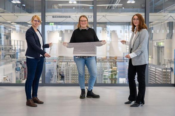 In the picture (from left): Prof. Dr. Katharina Neumann (Professor of Fundamentals of Natural Sciences in Engineering and Technical Project Management), Dipl. Ing. Karline Großer (Research Associate in the ifm Weaving and Braiding Research Group) and M. Eng. Corinna Anzer (Head of Research Group Weaving and Braiding ifm); Image:Hof University of Applied Sciences.