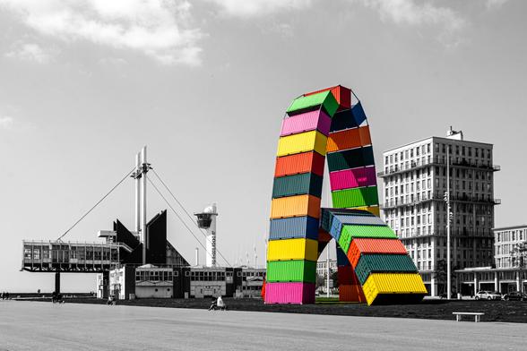 Schwarzweissfotografie mit Selektivfarben der Containerskulptur in Le Havre.