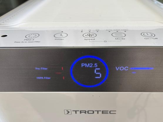 Vorderansicht Luftreiniger Airgoclean 200E.
LED-Anzeige: Prefilter rot und HEPA-Filter rot.