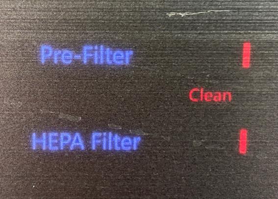 Vorderansicht Luftreiniger Airgoclean 200E.
LED-Anzeige: Prefilter rot, HEPA-Filter rot und Clean.