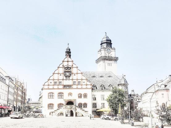 Historisches Rathaus in Plauen auf dem Altmarkt. Links und rechts Häuserzeilen. Der Himmel blass.