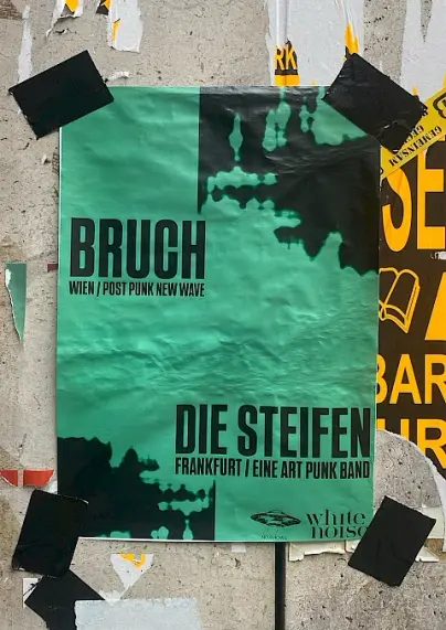 Konzertplakat abfotografiert von einer Wand