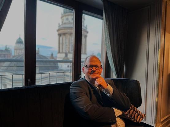 Sven Oliver Rüsche Portrait im Capital Business Club in Berlin Mitte.