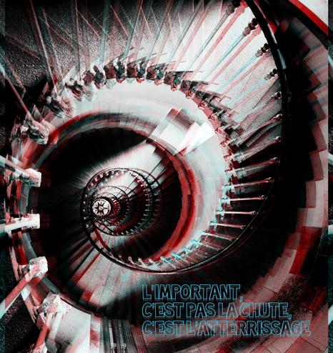 Escalier de phare vu en plongée. L'image est retravaillée avec un effet glitch rouge et vert pour accentuer la sensation de vertige.