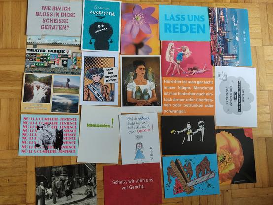 Foto von lauter verschiedenen Postkarten