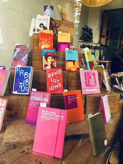 Buch-Pyramide im Schaufenster in der Buchhandlung im Schanzenviertel in Hamburg