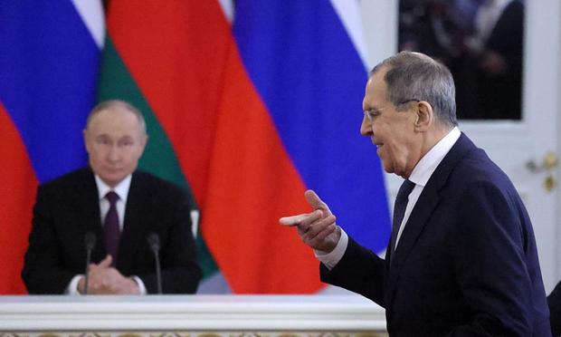 Vladimir Putin mira a Sergey Lavrov durante un encuentro Rusia-Oman, el 22 de abril de 2025, en Moscú. (Getty Images)