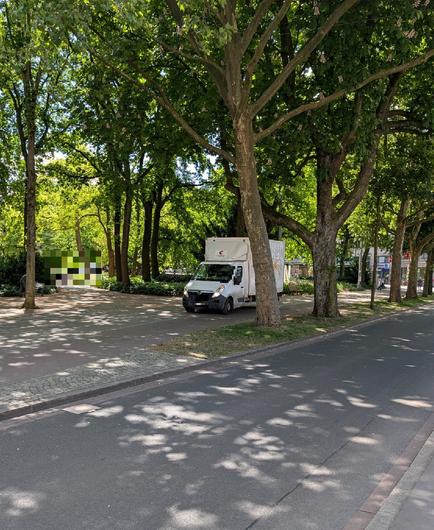 Lieferwagen fährt auf Gehweg und Radweg an den Wallanlagen entlang