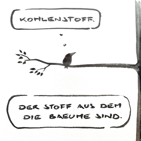 Cartoon aus wenigen schwarzen Tuschestrichen. Ein Vogel schaut ein Baumstamm hinauf. Und denkt: Kohlenstoff. Der Stoff, aus dem die Bäume sind.