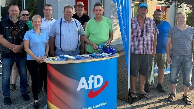 Die AfD-Ahrensfelde mit Marco Länger (4.v.l) präsentiert sich mit dem AfD-Politiker Gunnar Lindemann (Mitte mit Hosenträger) an einem AfD-Wahlkampfstand. Bild: Screenshot von Instagram/@marco.langer.737
