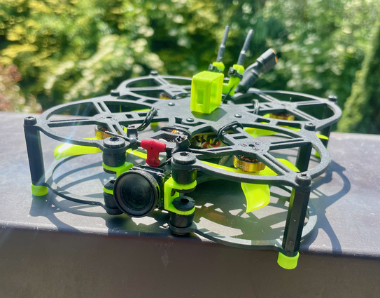 Selbstgebaute 2" FPV Drohne