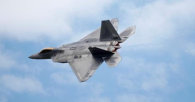 トランプ氏、新たな戦闘機「Ｆ５５」開発と「Ｆ２２」改良を示唆 | ロイター