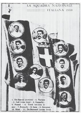 15 maggio 1910: la prima volta della Nazionale italiana di calcio. la bandiera tricolore con lo stemma sabaudo raffigura gli undici giocatori italiani che quel giorno a Milano giocarono contro la Francia, vincdndo 6 a 2.