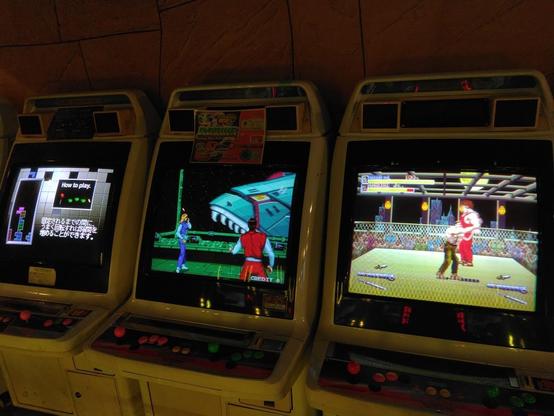 Game cabinets are lined up side by side.
Tetris, Darius Side Story (Darius Gaiden: ダライアス外伝), and Final Fight.