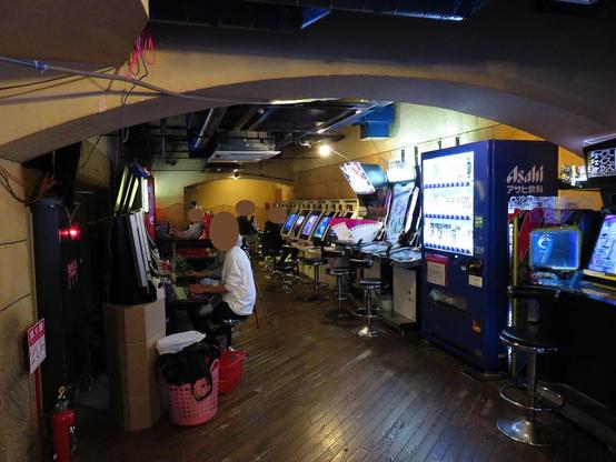 The cabinets are placed on the basement floor of Super Amusement Square Argo 'スーパーアミューズメントスクエア アルゴ) in Sannomiya, Kobe.