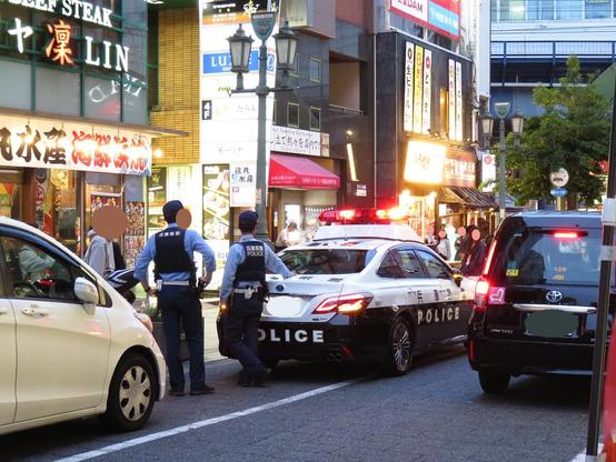 On my way to the arcade, I saw the police officers in the downtown Sannomiya.