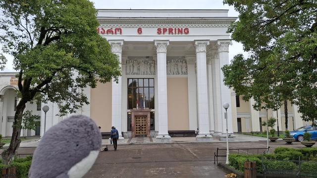 Badehaus mit Säulen und Sowjet-Relief