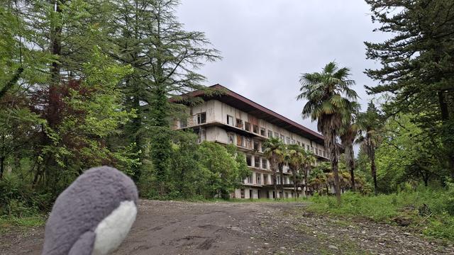 Reisewali vor einem verlassenen Sanatorium