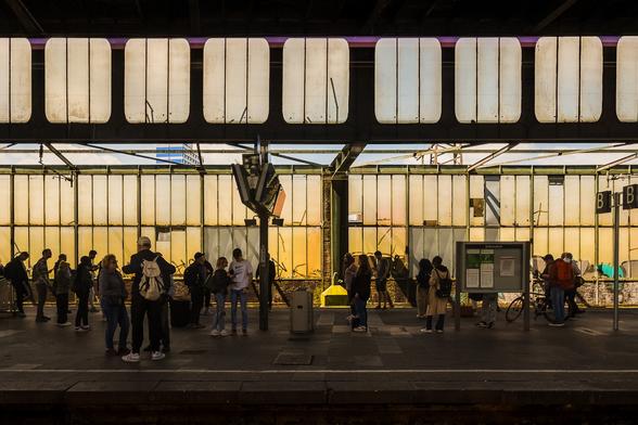Wartende in einem Bahnhof.