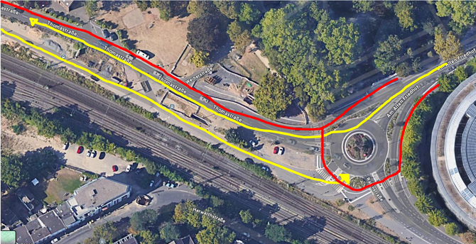 Satellitenbild von Bonn, am Kreisel Thomasstraße/Am alten Friedhof.

Ein gelber Strich verläuft von links über einen alten Parkplatz mit Pfeilrichtung zum Kreisel in der Mitte des Bildes. Das ist die angedachte Spur für den Autoverkehr in die Stadt. Ein zweiter gelber Strich verläuft von rechts kommend durch den Kreisel und dann auf der Thomasstraße Richtung linkem Bildrand. Das ist die angedachte Spur für Autos, die aus der Stadt herausfahren. Parallel zum zweiten gelben Strich verläuft ein roter Strich, der den Fuß- und Radweg darstellt. Er wird über die zweite Spur der Thomasstraße geführt und ist damit breit genug.