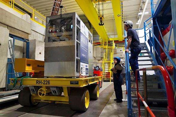 Das autonome Penning-Fallensystem BASE-STEP auf einem Transferwagen am CERN (Bildquelle: BASE/Maria Latacz)