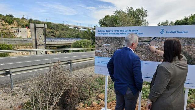 La diputada delegada d'Infraestructures del Territori, Iris Castell, i l'alcalde d'Amposta, Adam Tomàs, a la Via verda (Diputació de Tarragona)
