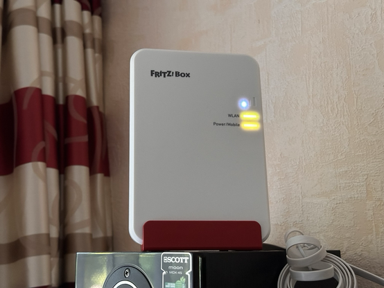 Abgebildet ist eine Fritz.Box 6860. Sie ist im Einsatz in einer Ferienwohnung in Dithmarschen. Foto: sor