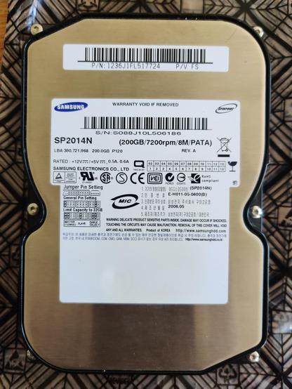 A top-down snap of the Samsung IDE hard disk; it's an SP2014N as described at https://www.hdsentinel.com/storageinfo_details.php?lang=en&model=SAMSUNG%20SP2014N
