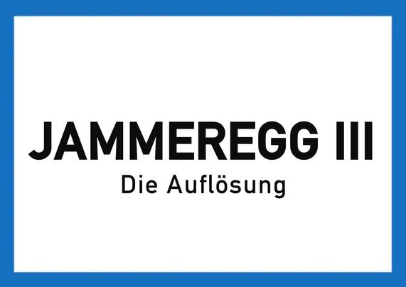 Theaterankündigung im Stile einer Österreichischen Ortstafel. Text/Ortsname: JAMMEREGG III Untertitel/Gemeinde: Die Auflösung - Schwarze Lettern auf weißem Grund. Blauer Rand.