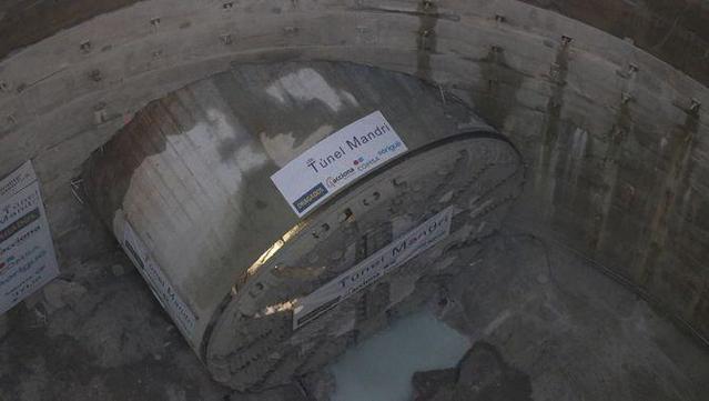 La tuneladora sortint del pou de la futura estació de Mandri de l'L9 del metro