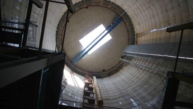 Un pou de 60 metres de profunditat connecta l'exterior amb les vies a Plaça de Maragall (ACN/Lluís Sibils)
