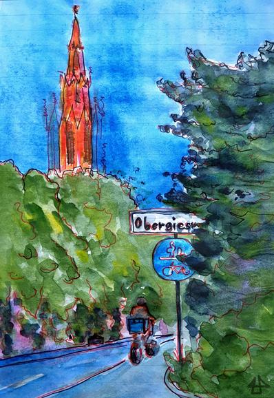 Aquarellierte Finelinerzeichnung auf liniertem Papier. Erhöht hinter einer Böschung eine Backsteinkirche, ein Tadweg führt nach oben, darauf ein Pizzakurier auf dem Rad. Rechts ein Radwegschild und darüber ein Stadtteilschild halb von Blättern verdeckt: Obergiesi