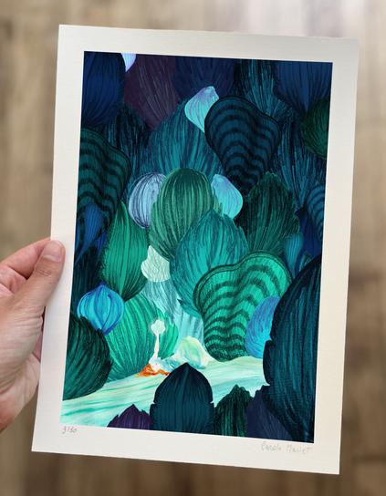 aperçu du tirage A4, femme qui se fond dans le décor imaginaire de formes bleutées rappelant l'univers marin ou le végétal.