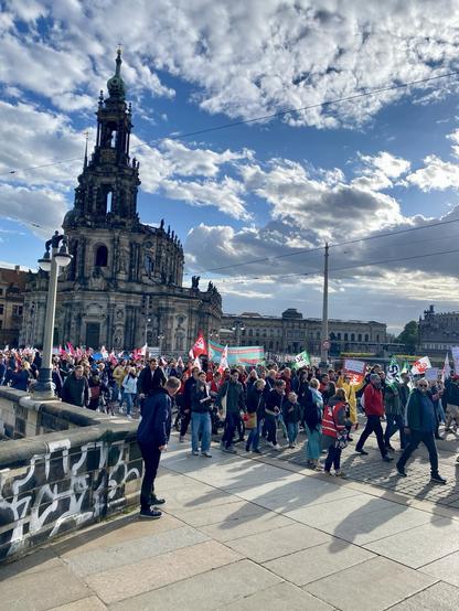 Demonstration über Augustusbrücke in Dresden.