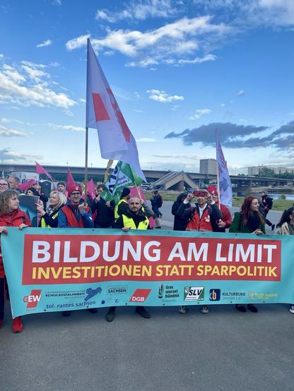 Fronttransparent der Demonstration: „Bildung am Limit. Investitionen statt Sparpolitik“. Im Hintergrund die kaputte Carola-Brücke in Dresden.