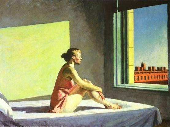 La pintura muestra a una mujer sentada en la cama, mirando por la ventana. Lleva un camisón rosa y sus piernas están cruzadas. La habitación está pintada en tonos apagados de gris y verde, con una pared de color amarillo verdoso detrás de ella. La ventana muestra un paisaje urbano con edificios de ladrillo rojo bajo un cielo azul claro. La escena transmite una sensación de soledad y contemplación.