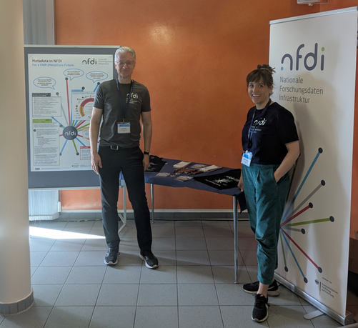 Cord Wiljes und Stefanie Fuchsloch (v.l.n.r.)) in front of the NFDI booth at #HMC_conf2025