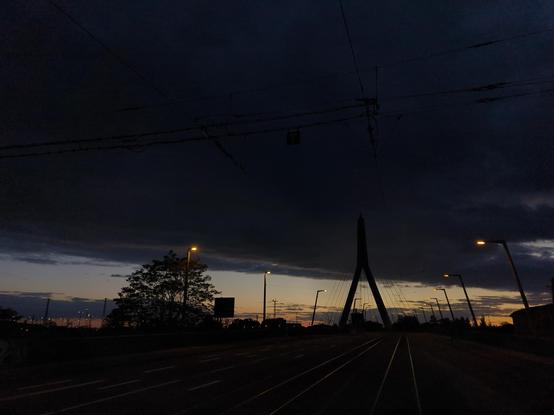 die dicke wetterfront ist ganz knapp am Osten von Halle vorbei.
am Horizont ist der Himmel klar u d vom Sonnenuntergang eingefärbt.
fast über mir der Himmel tief dunkel und der noch nicht beleuchtete Pylon sticht in die Wolke, während die Strassenlaternen gerade an gingen.