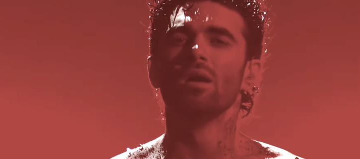 Joli sexy chanteur d'Arménie regardant la caméra avec un air essouflé