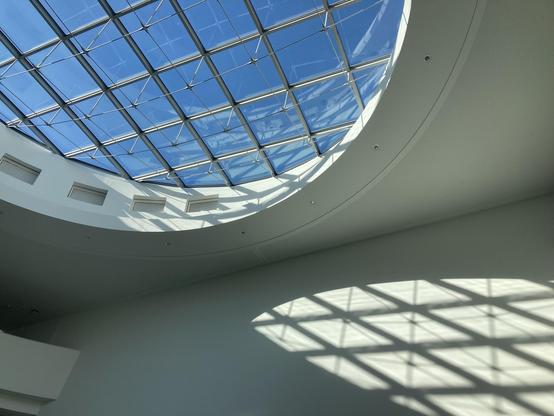 Oberlicht mit Schattenspiel auf der Wand