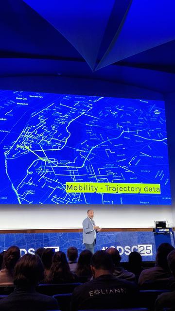 Javier introducing the mobility analytics topic